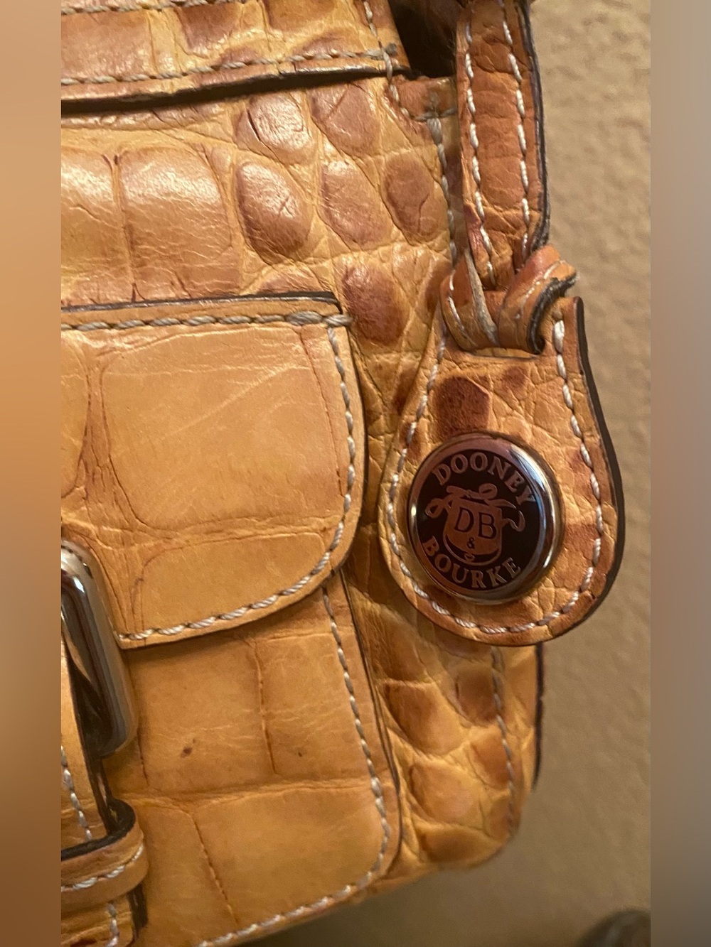 Dooney & Bourke - VINTAGE - EUC - Crocodile-Embossed Leather Shoulder Bag - Picture 3 of 13
